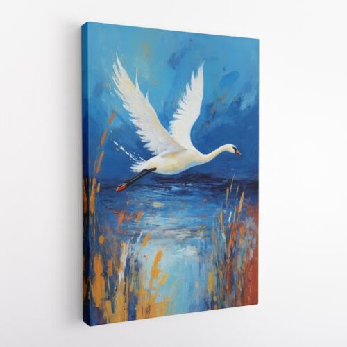 Κύκνος σε αρμονία με τη φύση, πάνω από ήρεμα νερά