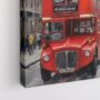 Λονδρέζικο τοπίο με κόκκινο λεωφορείο και ζωντανή ατμόσφαιρα