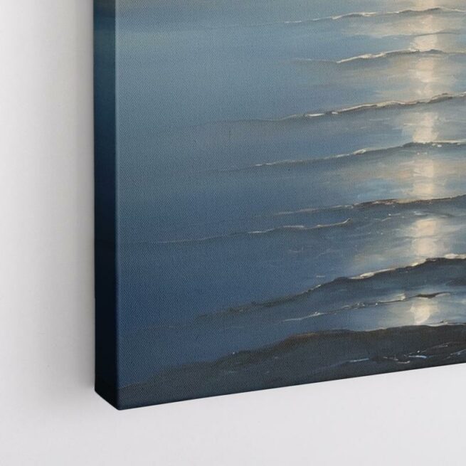 Νυχτερινή θάλασσα φωτισμένη από τη λάμψη του φεγγαριού