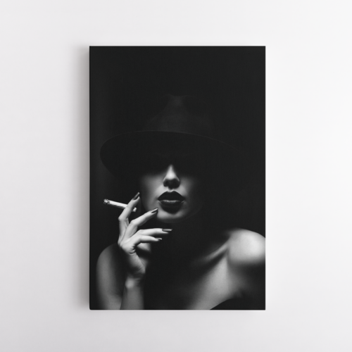 Ασπρόμαυρο Γυναίκα με καπέλο και τσιγάρο στο χέρι
