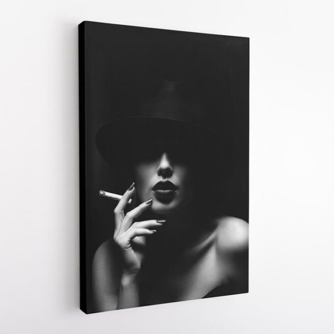 Ασπρόμαυρο Γυναίκα με καπέλο και τσιγάρο στο χέρι